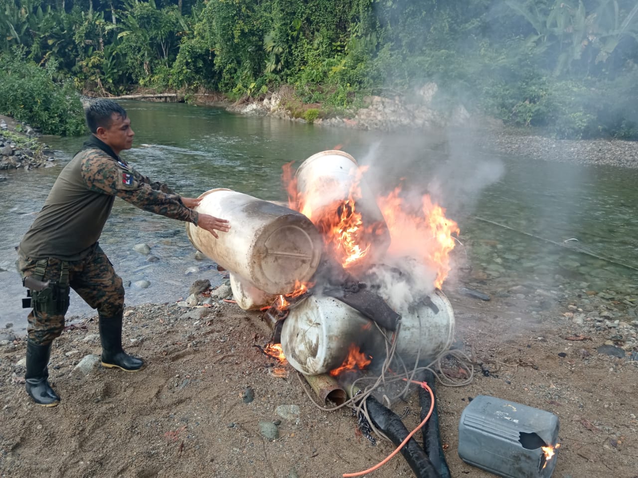 Desmantelan minería ilegal en río Pito; hay ocho colombianos detenidos 