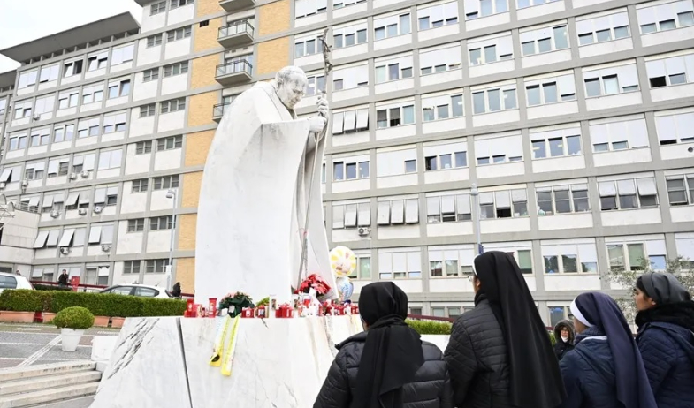 El papa sigue con su tratamiento, se alimenta con normalidad y 'su humor es bueno' 