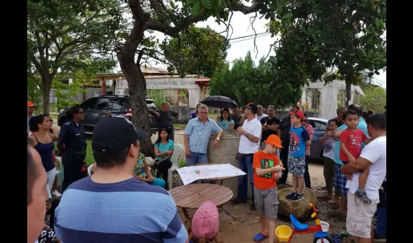 Los afectados aseguran que esta vía es utilizada por los delincuentes  que a pie o en vehículos entran  a la barriada. 