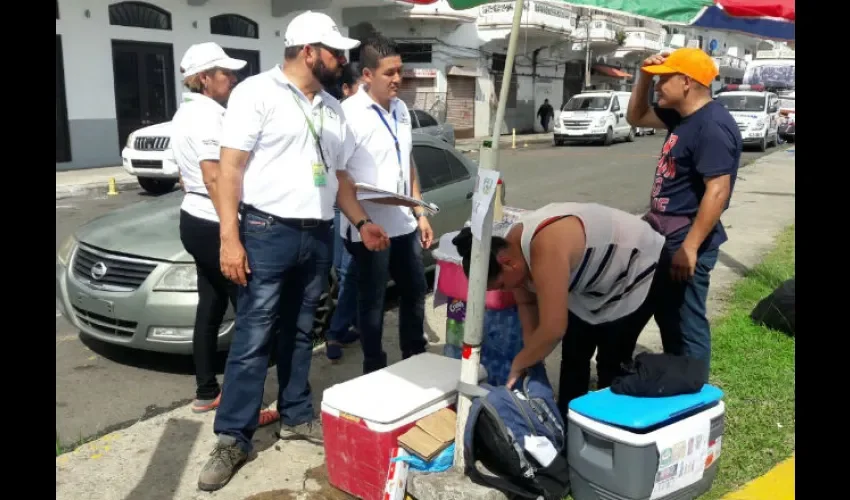 Puestos de venta de comida en los desfieles del 3 de Noviembre 