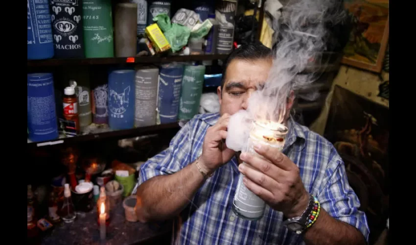 El brujo Manuel Valadés realizando su trabajo en el Mercado de Sonora. FOTO/EFE