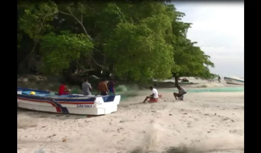 La lancha debió ser remolcada por los pescadores hacia el puerto. 