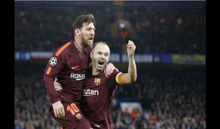 Lionel Messi (izq.) celebra su anotación con su compañero Andrés Iniesta.