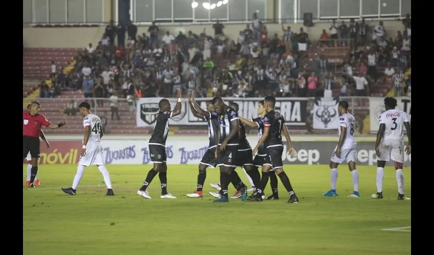 Jugadores del Tauro FC están listos para la acción. Foto: Anayansi Gamez