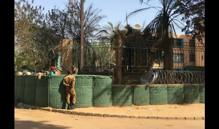 Fuertes medidas de seguridad en el área diplomática y en las Fuerzas Armadas de Burkina Faso. FOTO/AP