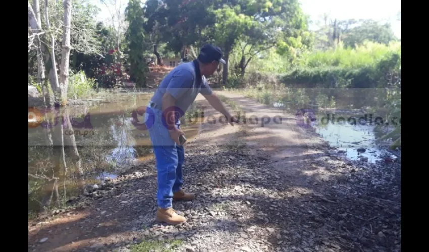 Foto ilustrativa del reguero de agua que deben atravesar a diario. 