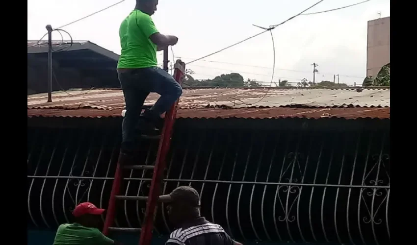 Les van a reparar el techo para que vuelvan a ocupar su casa. Foto: Cortesía