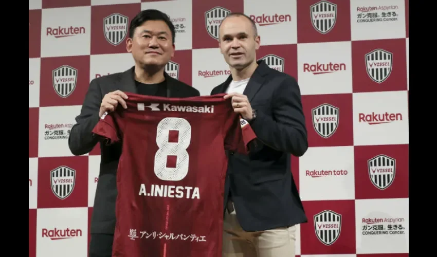 Andrés Iniesta fue presentado oficialmente con el equipo Vissel Kobe./AP