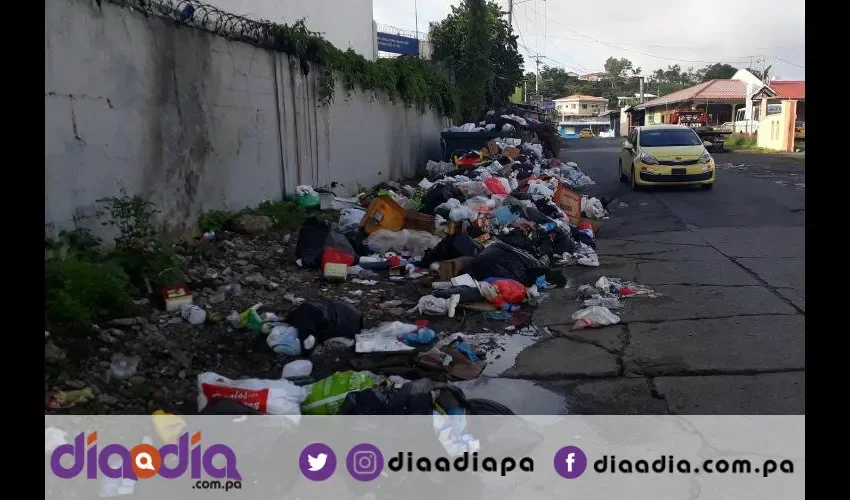 La entrada de Los Andes #1 estaba llena de basura. Foto: Jesús Simmons