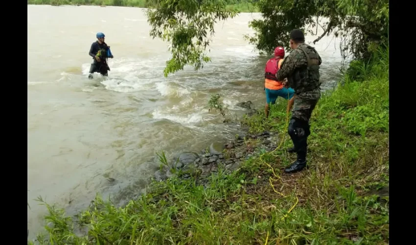 Un ciudadano vio el cuerpo flotando y alertó al Sinaproc. 