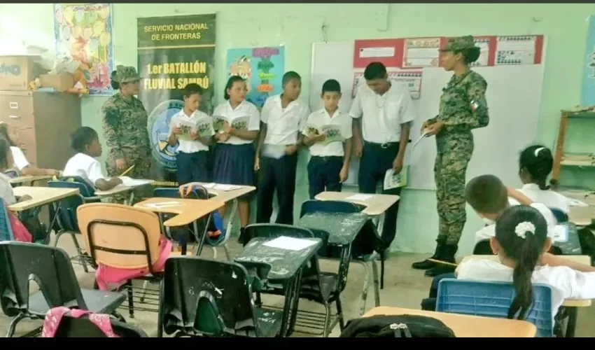 Certificado por su esfuerzo se les entregó a los niños. Foto: Cortesía