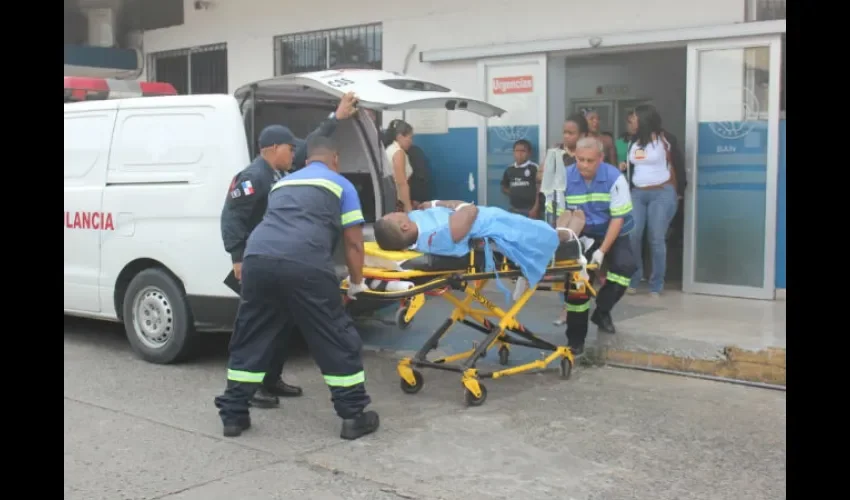 Un patrulla de la Policía lo traslado previamente a una policlínica. 