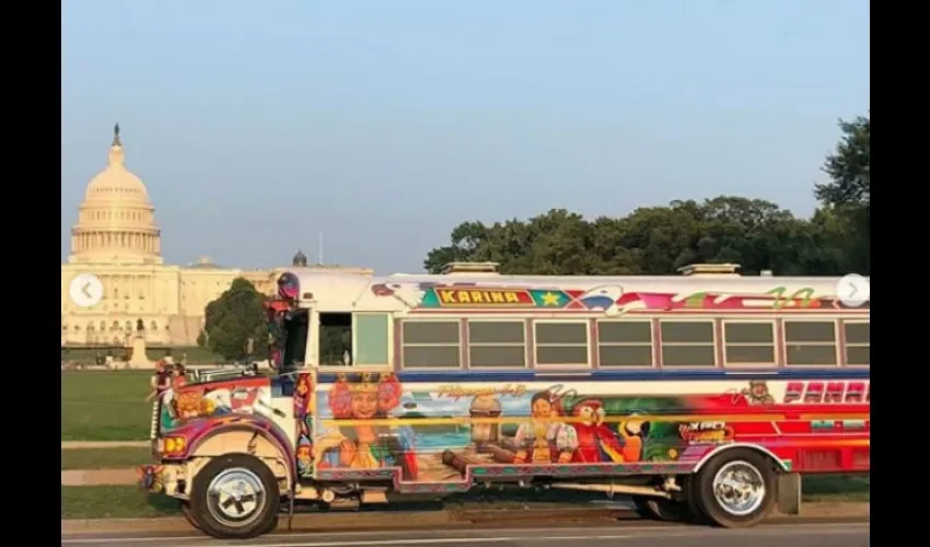 Foto del bus estacionado frente al Capitolio. Foto: @daviddec_panama507