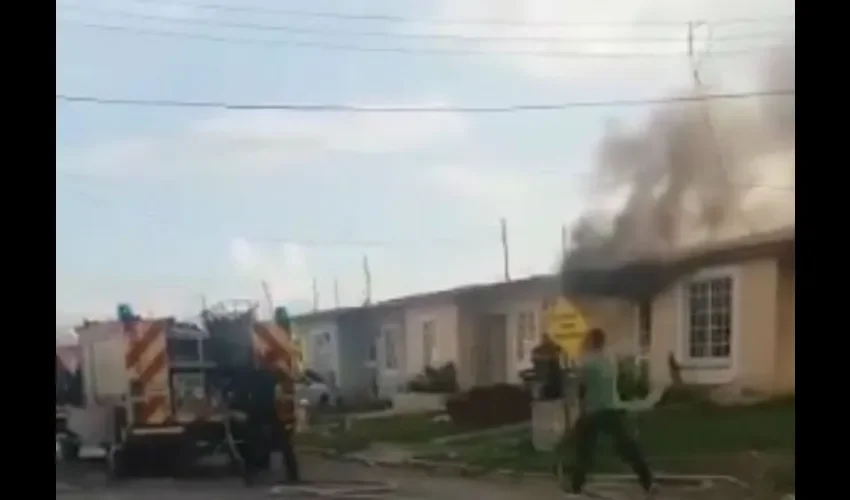 Los bomberos investigan las causas del incendio. 