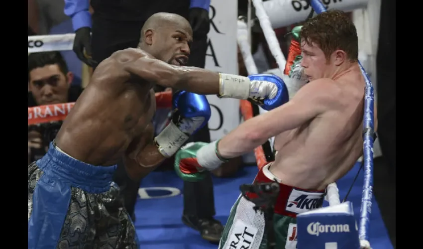 Floyd Mayweather Jr. (izq.) peleó contra Saúl "Canelo" Álvarez en el 2013./AP