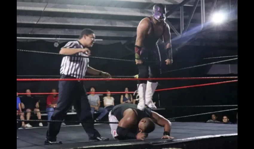 King ShMac (arriba) castigó sin piedad a Crush./GWE