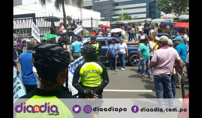 La Policía hizo de arbitro para calmar los ánimos de los manifestantes. Foto: Jesús Simmons