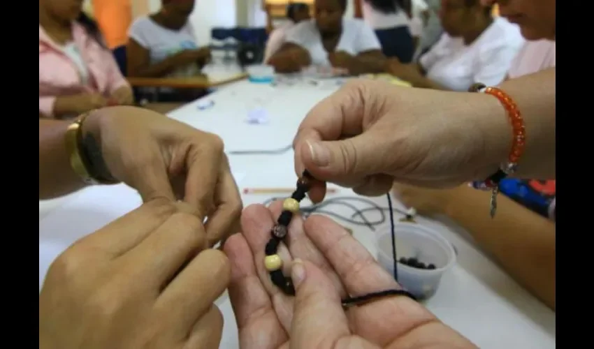 Manos laboriosas hacen los rosarios de la JMJ. Foto: Cortesía