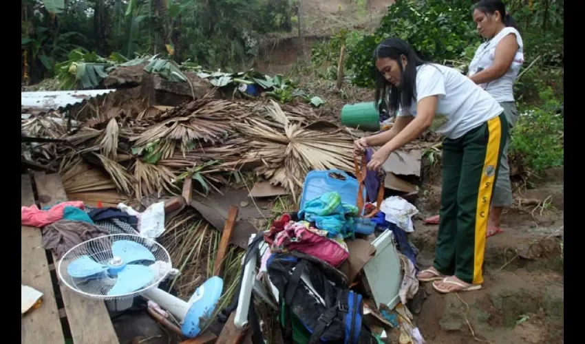 Además del fuerte sismo, los filipinos enfrentan también un fuerte temporal. FOTO/AP