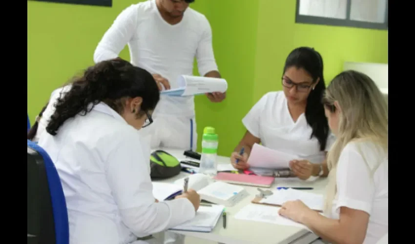 Buscan que estudiantes se interesen en estudiar carreras de medicina. Foto: Archivo