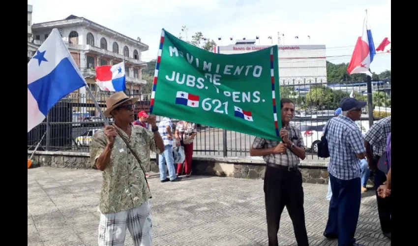 Jubilados y pensionados se han mantenido protestan en las calles.