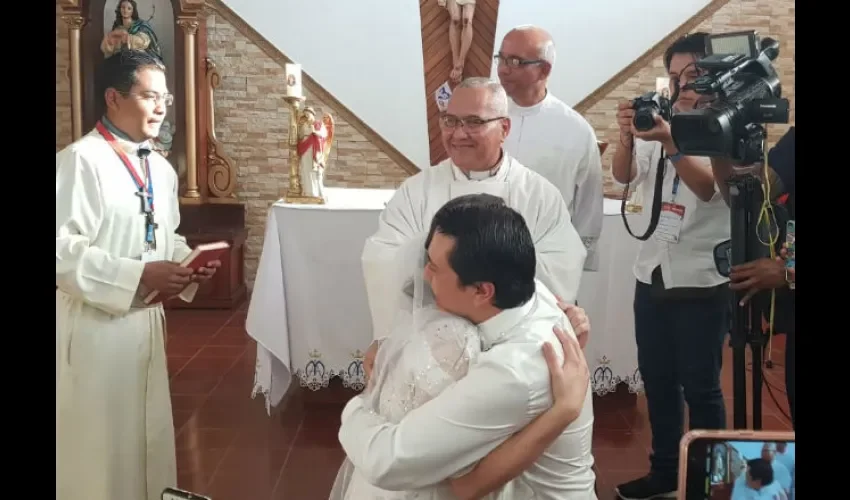 ¿Qué emoción! Estaban lejos de sus familiares, pero muy cerca de sus hermanos de la fe. Foto: Didier Hernán Gil