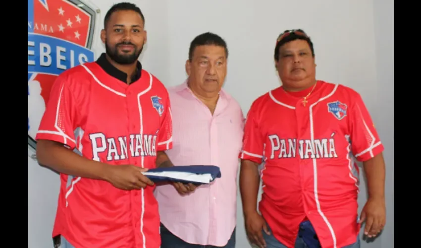 El torpedero Eduardo Thomas (izq.) junto al director de la selección, José Murillo III.