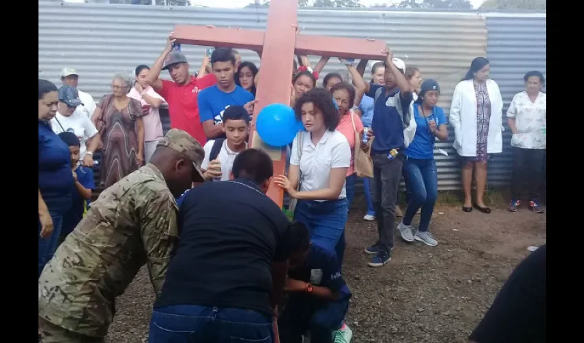 La emoción de los jóvenes se deja ver ante los símbolos de la JMJ. Foto: Yanelis Domínguez