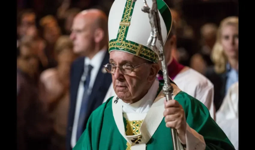 Foto ilustrativa del momento en que le echan agua como forma de bendición al avión en el que viaja el papa Francisco. Foto: Jean Díaz. 