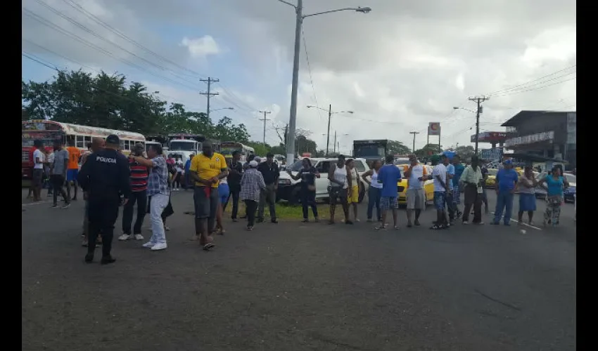 Desempleados se enfrentan con la Policía Nacional en Colón. 