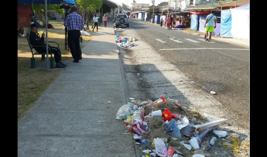 Hicieron todo lo humanamente posible, pero en el pueblo amaneció con muchos desechos. Foto: Melquiades Vásquez