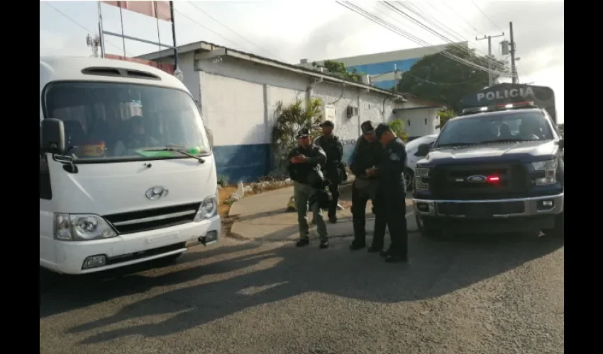 El pasado domingo, los familiares realizaron una protesta frente al penal. Foto: Eric Montenegro 