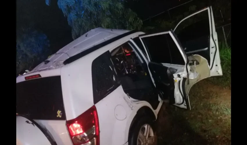 El auto debió ser estabilizado tras el fuerte impacto.