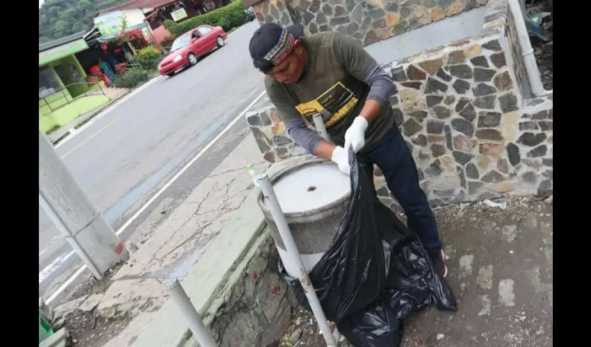 Los ponen a hacer trabajo comunitario. Foto: Alcaldía de Boquete.