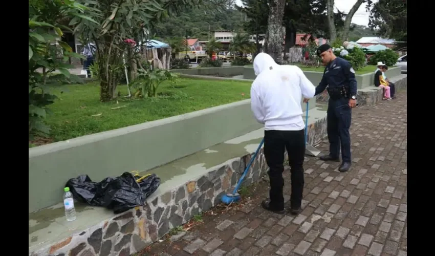 Las unidades policiales vigilan que los sancionados cumplan con sus tareas. Foto: Alcaldía de Boquete