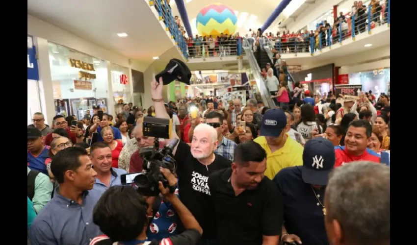 Foto ilustrativa del ex mandatario Martinelli recibiendo muestras de amor del pueblo. 