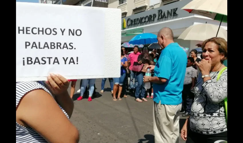 Foto ilustrativa de la protesta por docentes y padres de familia. 