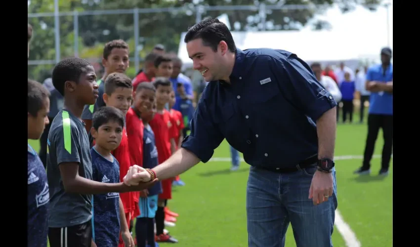 Foto ilustrativa del vicepresidente junto a los niños. 