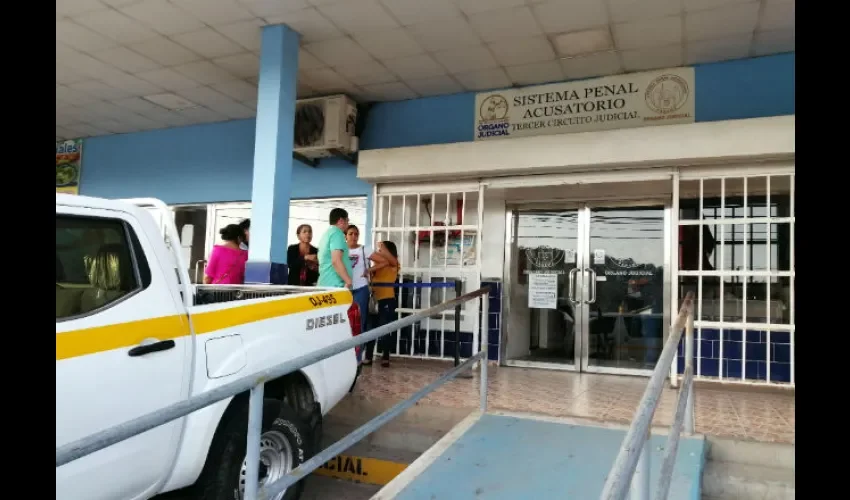 También era miembros del Benemérito Cuerpo de Bomberos de la República de Panamá. El día de su asesinato salía de los estacionamientos de los camisas rojas en La Chorrera. 