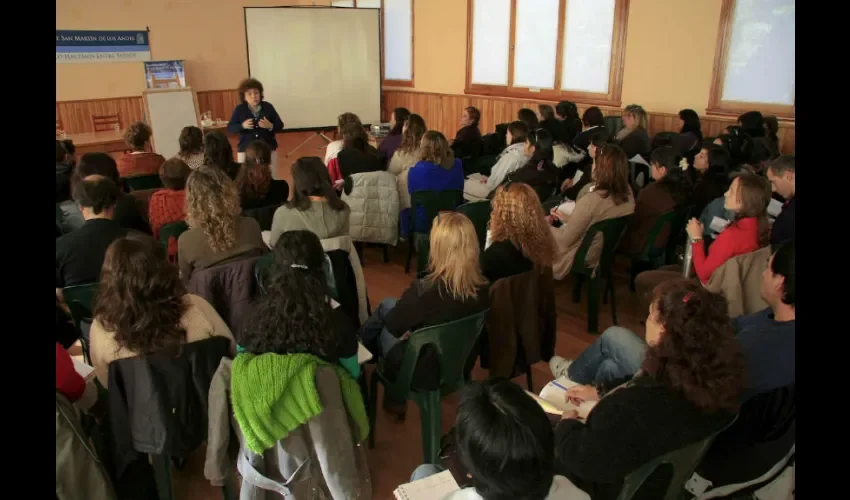 Foto ilustrativa de un grupo de adolescentes recibiendo clases. 