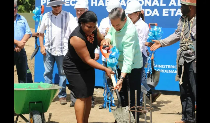 Foto ilustrativa de la primera palada. 