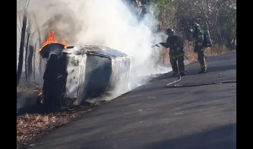 Al lugar del accidente llegaron rescatistas de los bomberos que controlaron las llamas, las cuales se pasaron hacia un terreno cercano, afectando un sembradío de pasto mejorado.