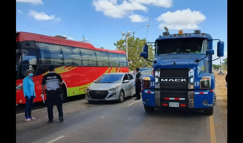 En ambos sitios el personal sanitario realiza a los viajeros prueba de tamizaje y reitera a la población las medidas de higiene para evitar la propagación de virus respiratorios.