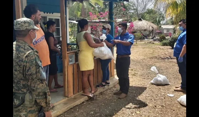 Foto ilustrativa de la entrega de donaciones. 