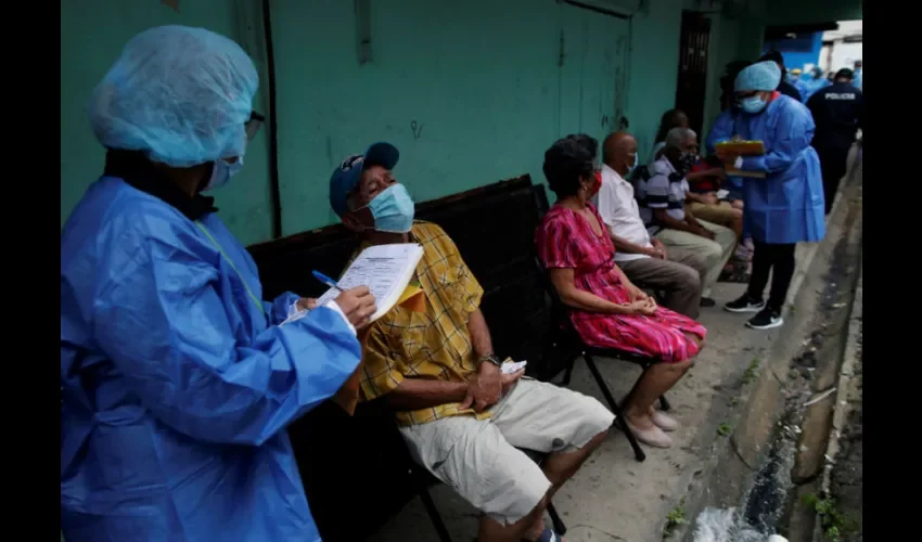 Personal médico registra información durante una toma de pruebas de coronavirus, este jueves en Ciudad de Panamá (Panamá). Seis o siete personas viviendo en un cuarto en un edificio derruido de un barrio pobre de la capital de Panamá: el caldo de cultivo perfecto para el nuevo coronavirus. Allí equipos sanitarios buscan casa por casa posibles contagios sorteando a veces la reticencia de los vecinos, a veces hasta amenazas de violencia. EFE/ Bienvenido Velasco.