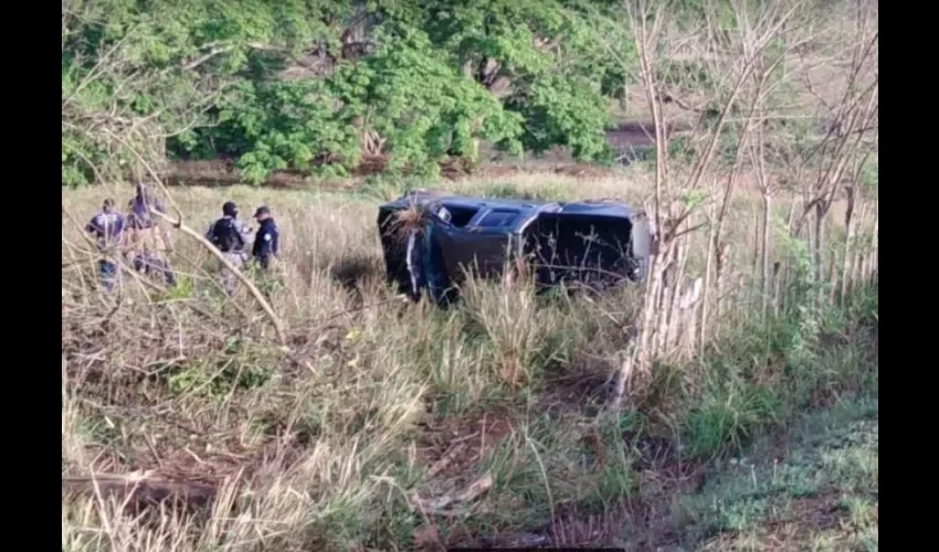 El auto quedó dentro de un potrero, de medio lado, tras traspasar la ciclovia del lugar. Foto: Thays Domínguez. 