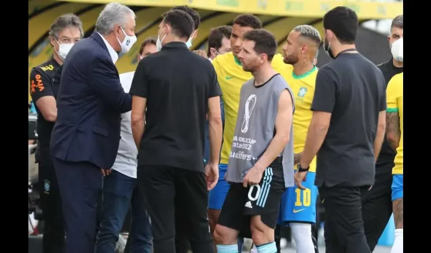 Jugadores de Argentina hablan con funcionarios de salud de Brasil hoy, durante el partido suspendido de las eliminatorias sudamericanas para el Mundial de Catar 2022 entre Brasil y Argentina en el estadio Arena de Sao Paulo en Sao Paulo (Brasil). EFE/Sebastiao Moreira.