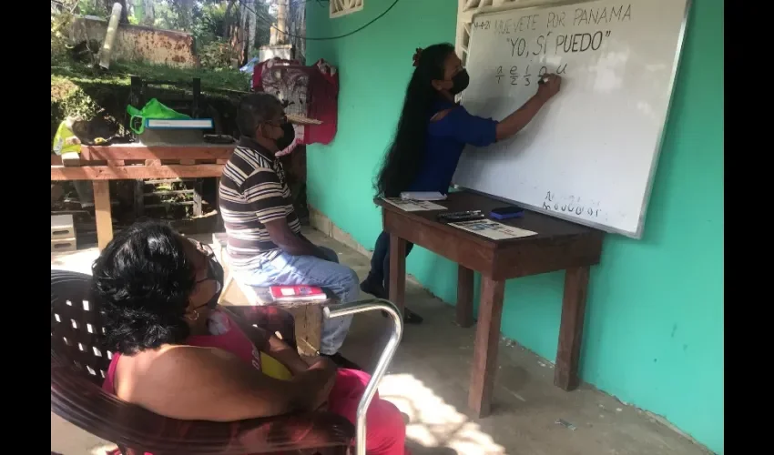 Los esposos Juan y Lidia aprendieron a leer y escribir en 65 clases que recibieron de su hija María Ovalle. Foto: Elisinio González G. 