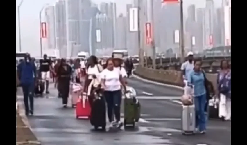 Turistas con bolsa en mano caminan por el Corredor Sur. 