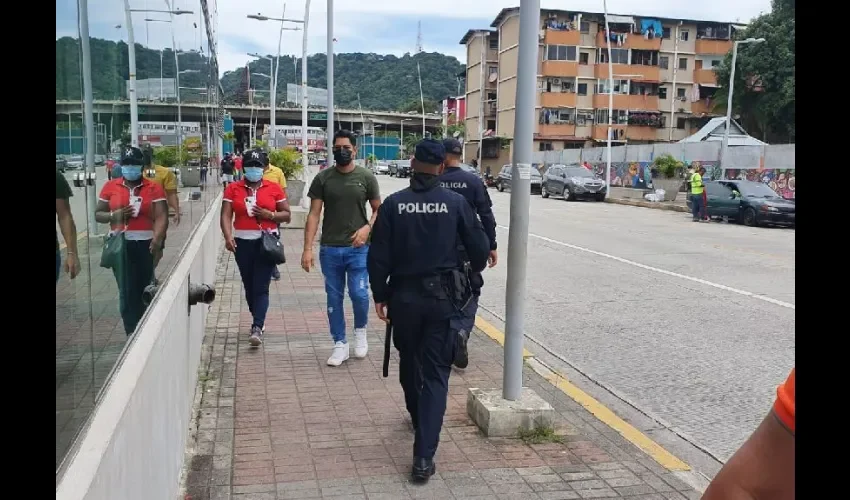 Vistas de las unidades policiales durante los recorridos cerca de las estaciones del Metro. 